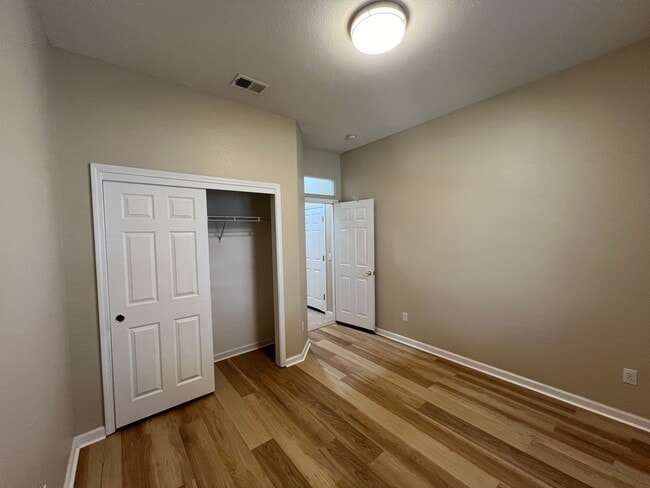 Building Photo - 4-bedroom single story located in Sylvan S...
