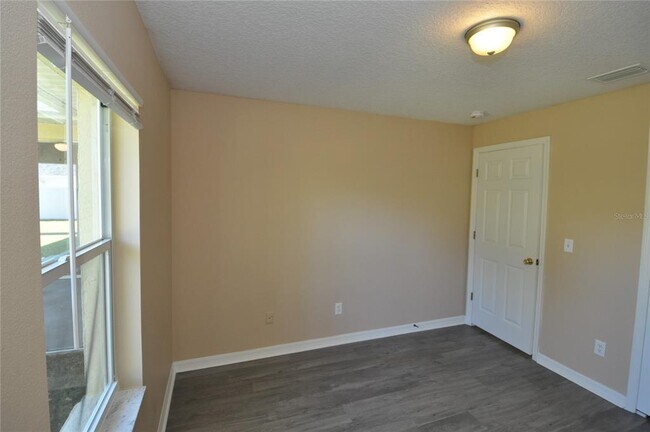 Building Photo - 23 Primrose Ln