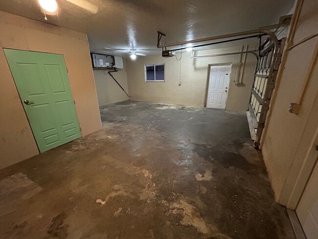Building Photo - Beautiful Spacious Home with 4 Bedrooms, Y...