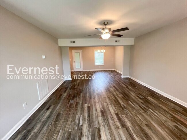 Building Photo - Limited Time Special Offer / 3 Bed/2.5 Bath Home with Garage / Pet-Friendly / Vouchers Accepted /...