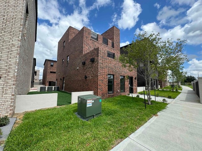 Building Photo - 210 Veracruz Dr