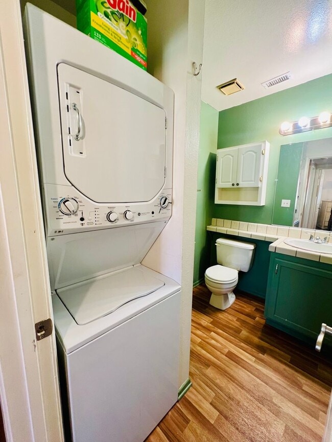 Building Photo - Inviting Gated Community Townhome—Jess Ran...