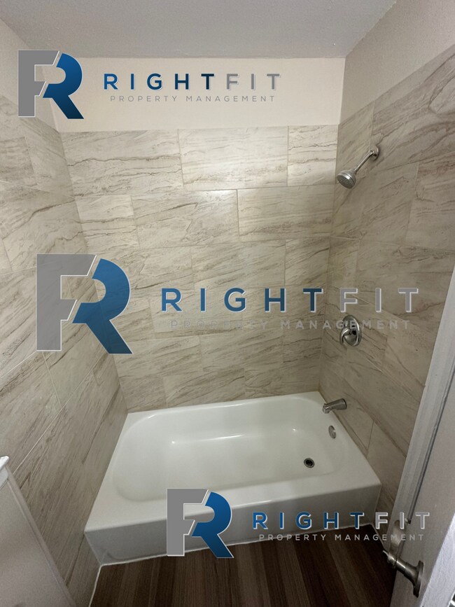 Building Photo - Charming House in Dayton