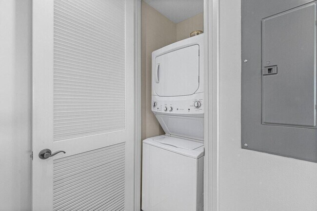 Building Photo - 200 NE 2nd Ave