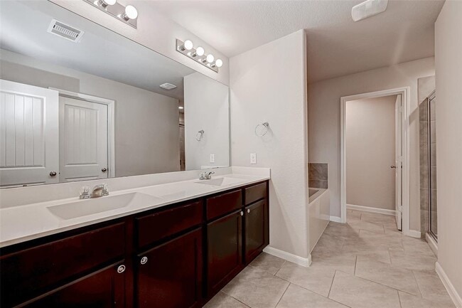 Building Photo - 611 Harvest Bluff Dr