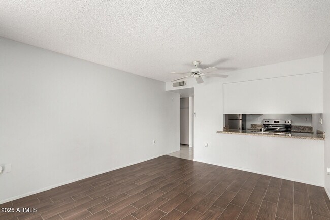 Building Photo - 3033 E Devonshire Ave