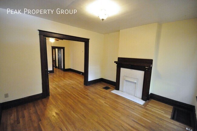 Building Photo - 2074-2078 Summit Street-2078 Summit Street- 4 bedroom