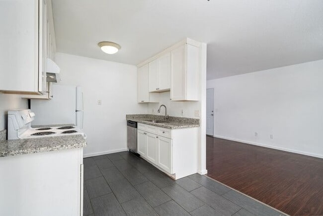 Building Photo - 2 bedroom in Roseway!! Pets OK!