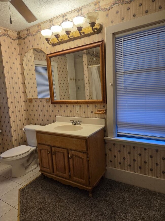 Building Photo - Beautiful 3-bedroom house available now