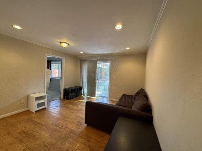 Building Photo - 60 Surrey Ct