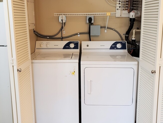 Building Photo - 1 Bedroom Townhome in Desirable Sixty-01 D...