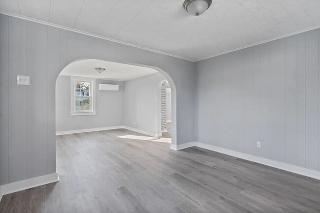 Building Photo - Sunny & Bright Updated 2 BA / 1 Ba Home in Dartmouth
