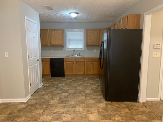 Building Photo - Charming 3 BR / 2 BATH Ranch!!
