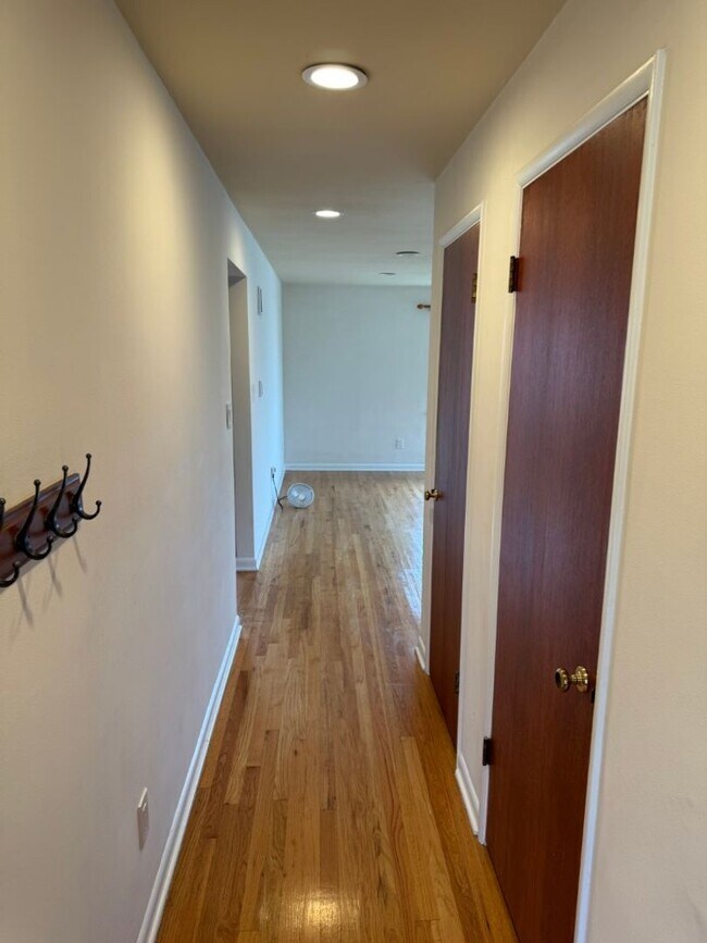 Building Photo - 2bd/1ba Seattle Apartment