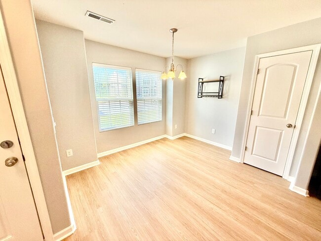 Building Photo - Beautiful 2 Bed 2.5 Bath townhome located ...