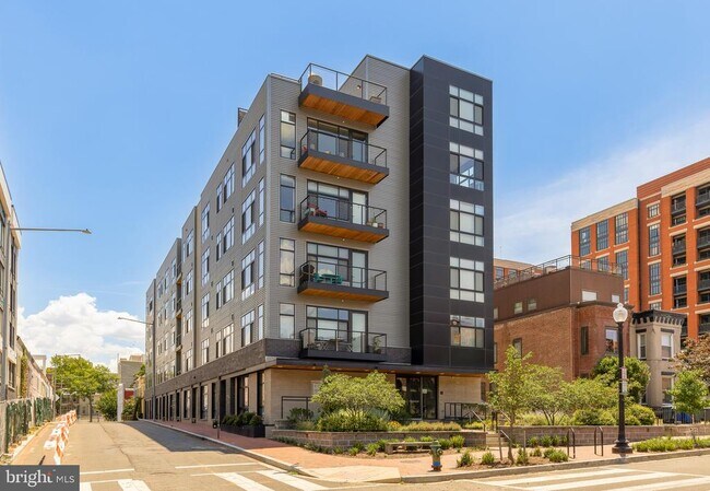 Building Photo - 911 2nd St NE