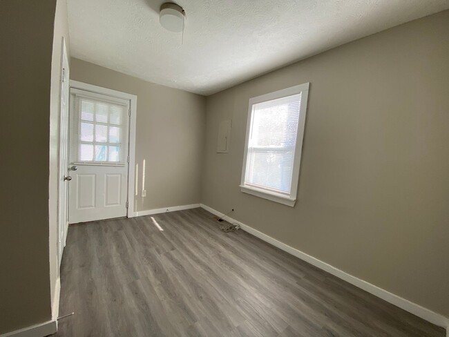 Building Photo - Beautiful 2 bedroom and 1 bath, 2 story ho...