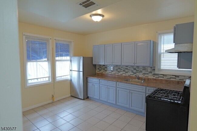 Building Photo - 84 Scheerer Ave