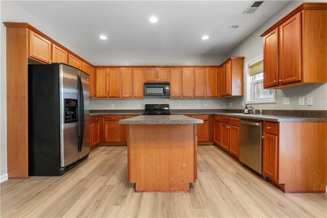 Building Photo - 1360 Silvergate Dr