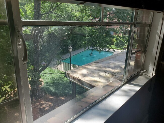 Awesome Pool in back! - 1154 Briarcliff Rd NE