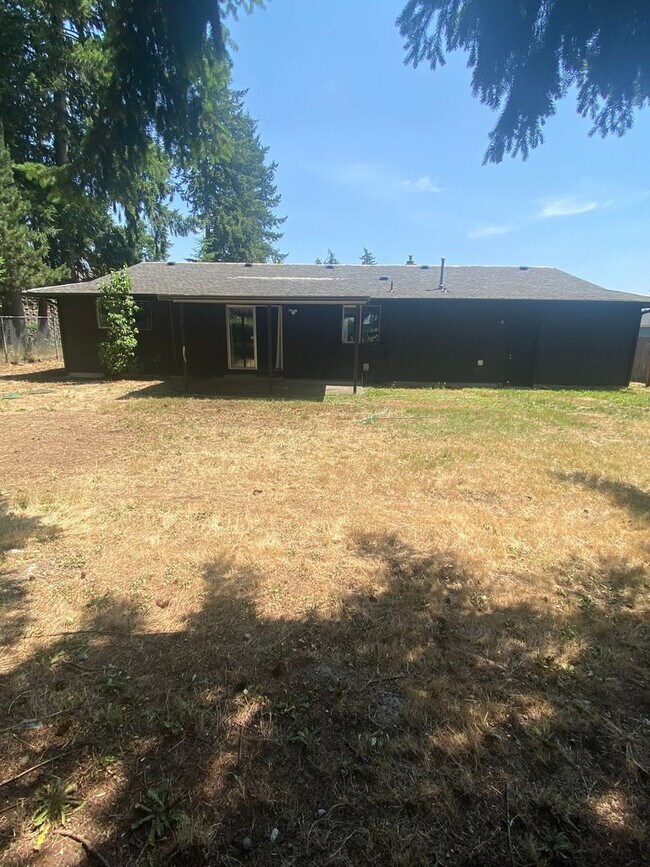 Building Photo - 3 Bed Room 1.75 Bath , New Floor Covering , New Interior Paint