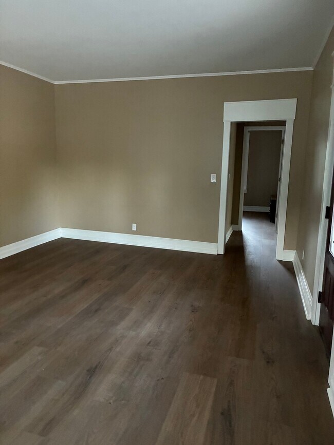 Building Photo - 2114 Airline Dr