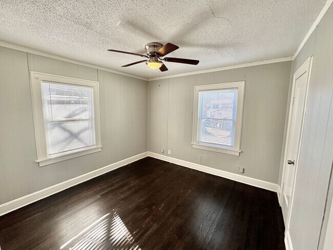 Building Photo - Spacious 2BR + Den with Hardwood Floors
