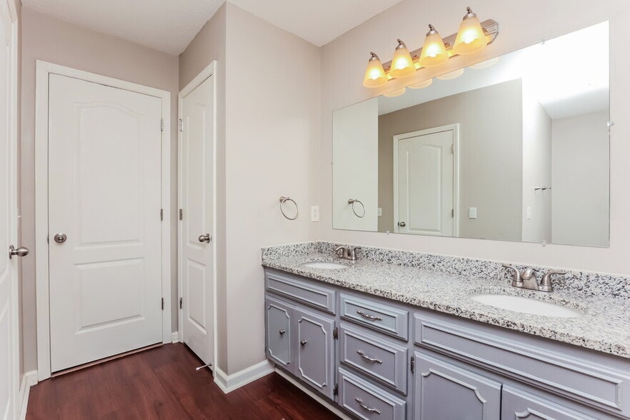 Building Photo - 642 Knollwood Dr