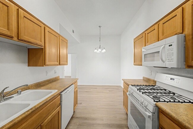 Building Photo - Gated 3 Bedroom condo located just off 215 & Eastern!