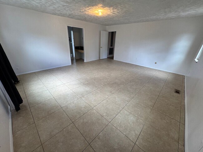Building Photo - Spacious Morrison Home