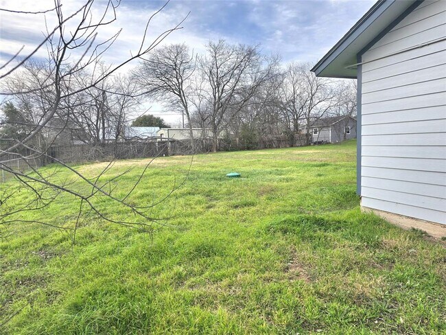 Building Photo - 15208 Spring Hill Ln