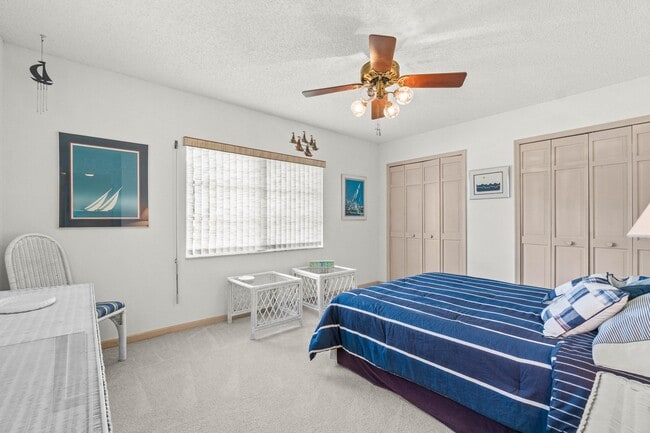 Building Photo - 10990 Greentrail Dr S