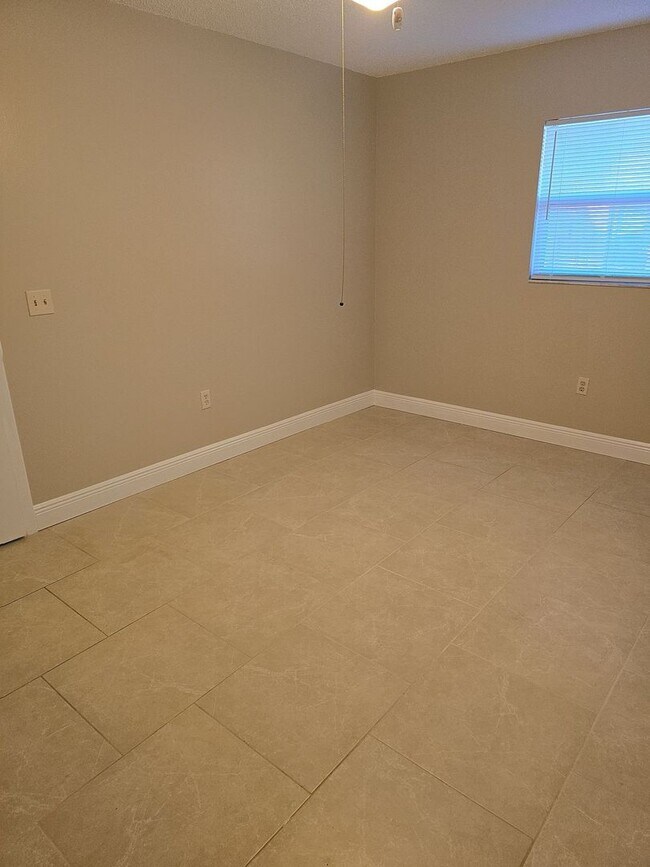 Building Photo - Beautuful 2 bedroom, 2 bath, 2 car garage rental home in Weeki Wachee!