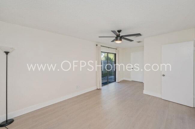 Building Photo - 211 Indian Oaks Dr