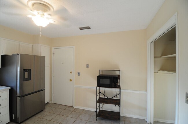 Building Photo - Upper Floor Condo, Great Area