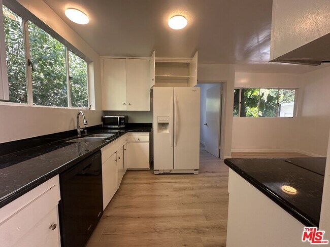 Building Photo - 1555 San Ysidro Dr