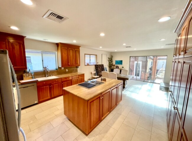 Building Photo - 2805 Malcolm Ave