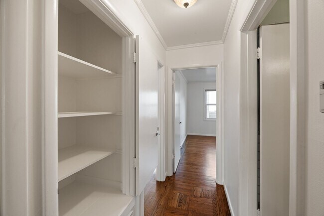 Building Photo - Stunning, Pet Friendly Edwardian 2BR Remod...