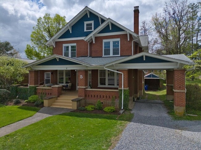 Building Photo - Spacious Living in a Prime Christiansburg Location