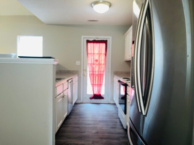 Building Photo - Northgate district! 4 bed/2.5 full bath, newly renovated, large lot, approx 2500 sqft, 2 car gara...