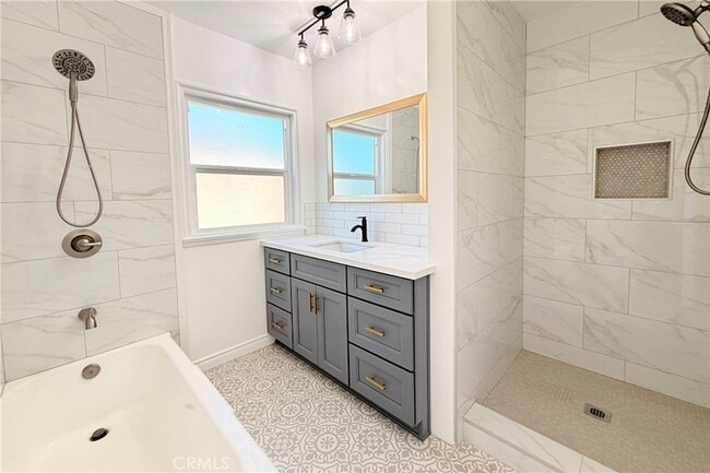 Building Photo - 1505 N Rosewood Ave