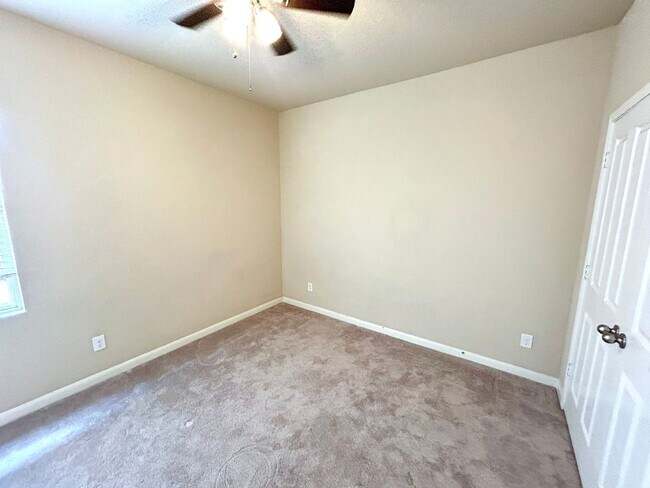 Building Photo - **APPLICATION RECEIVED** Modern Home with Fenced Backyard, Community Pool & Playground!