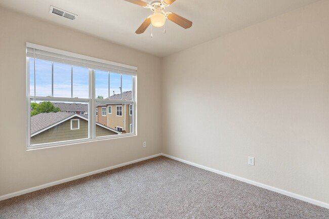 Building Photo - Evolve Real Estate: Beautiful 3 Bed / 2.5 ...