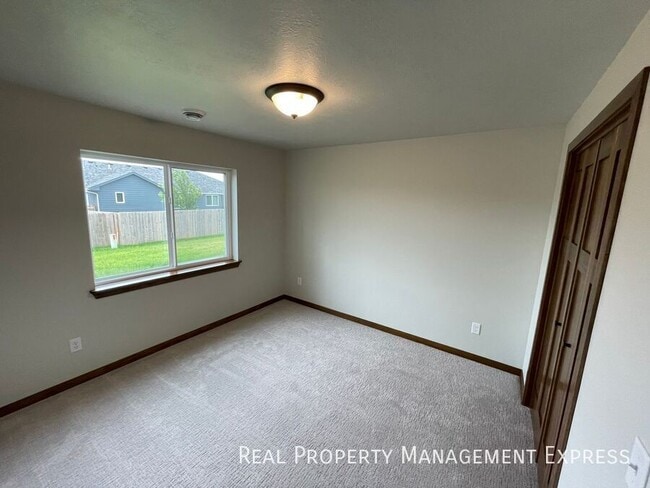 Building Photo - BRAND NEW 4 BED 3 BATH TWIN HOME