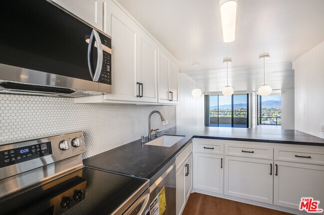 Building Photo - 4265 Marina City Dr