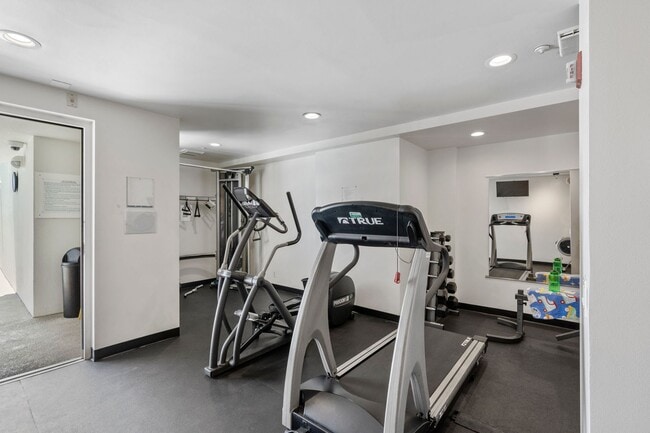 Building Photo - Light Filled 2 Bed, 2 Bath South Beach Por...