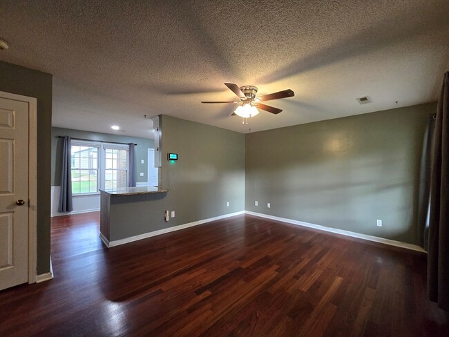 Building Photo - 805 Club Ln
