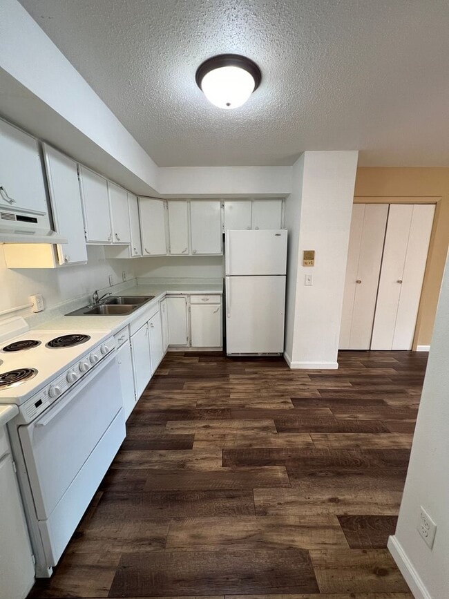 Building Photo - Renovated 2 Bedroom Apartment - AVAILABLE ...