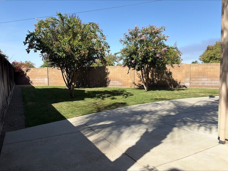 Building Photo - 2561 Cottage Pointe Dr