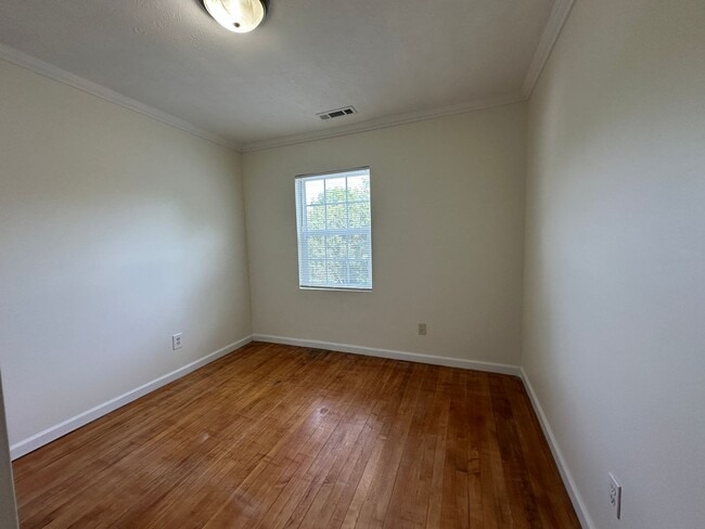 Building Photo - 379 Robertsville Rd